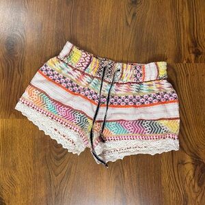 🌷 La Classe Couture 🌷 Colorful Patterned Women's Crochet Lace Trim Shorts